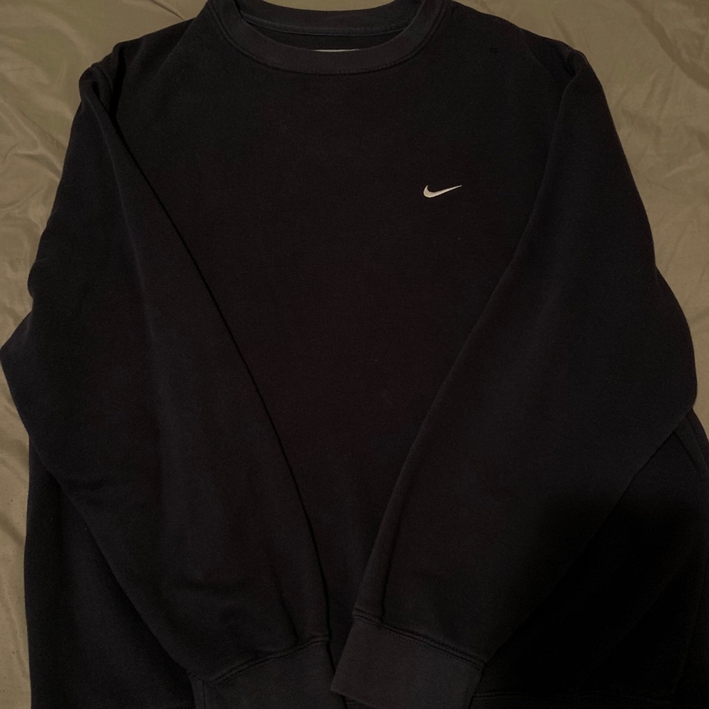 Nike Crewneck in Navy.